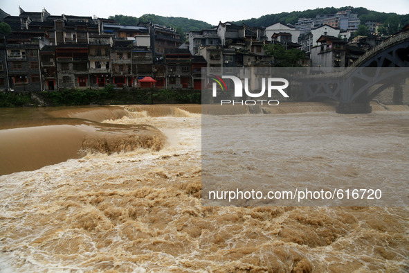 (150602) -- XIANGXI, June 2, 2015 () -- Donghe river rises after a heavy rain in Jishou, central China's Hunan Province, June 2, 2015. The N...
