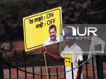 A volunteer holds a placard to raise awareness during ''Red light On, Gaadi Off'' campaign, at Sikandra Road, on November 8, 2020 in New Del...