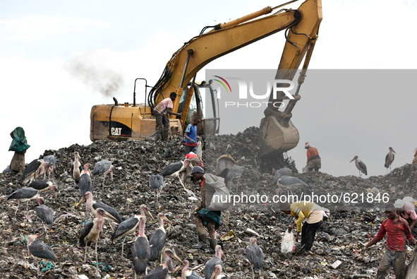 (150605) -- NAIROBI, June 5, 2015() -- Scavengers try to collect usable things at Dandora dumpsite on the suburb of Nairobi, Kenya, June 4,...