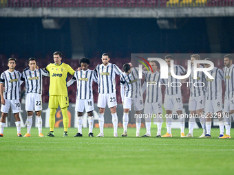 Players of Juventus FC observe a minute of silence for Argentine football legend Diego Maradona during the Serie A match between Benevento C...