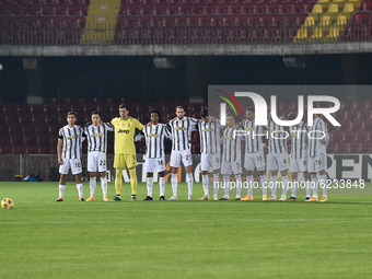 Players of Juventus FC take part in a minute of silence for Diego Armando Maradona during the Serie A match between Benevento Calcio and Juv...