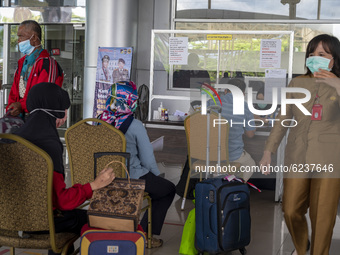 Travel actors queue to be validated by officers at Mutiara Sis Aljufri Airport, Palu, Central Sulawesi Province, Indonesia on December 1, 20...