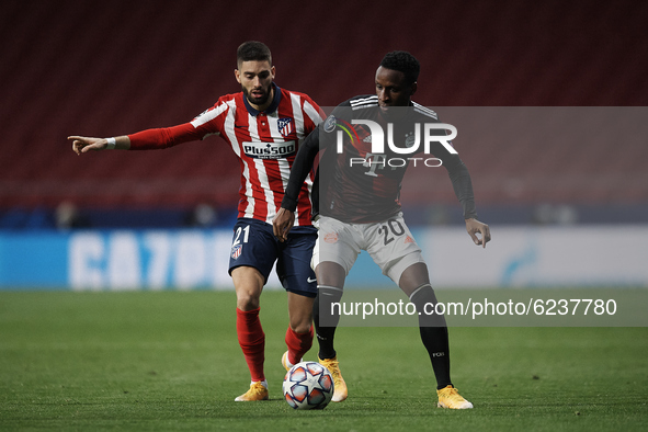 Bouna Sarr of Bayern and Yannick Carrasco of Atletico Madrid compete for the ball during the UEFA Champions League Group A stage match betwe...