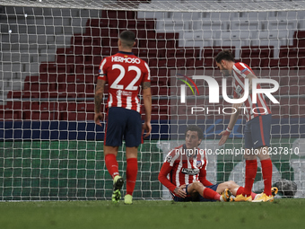 Jose Maria Gimenez of Atletico Madrid lies injured on the pitch during the UEFA Champions League Group A stage match between Atletico Madrid...