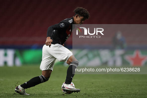 Chris Richards of Bayern in action during the UEFA Champions League Group A stage match between Atletico Madrid and FC Bayern Muenchen at Es...