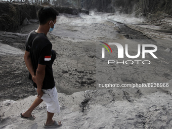 Villagers of Sumbersari staring at the Besuk Kobokan river which full of volcanic materials fom the eruption of mount Semeru (3.676 masl) in...