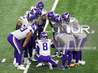 Minnesota Vikings quarterback Kirk Cousins (8) talks with teammates in the huddle during the second half of an NFL football game between the...