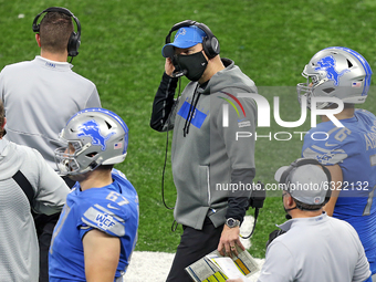 Detroit Lions head coach Darrell Bevell talks with coaching staff on the sidelines during the second half of an NFL football game between th...