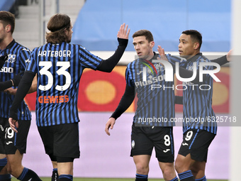 Luis Muriel of Atalanta BC celebrates with team-mates after scoring the his first goal during the Serie A match between Atalanta BC and Parm...