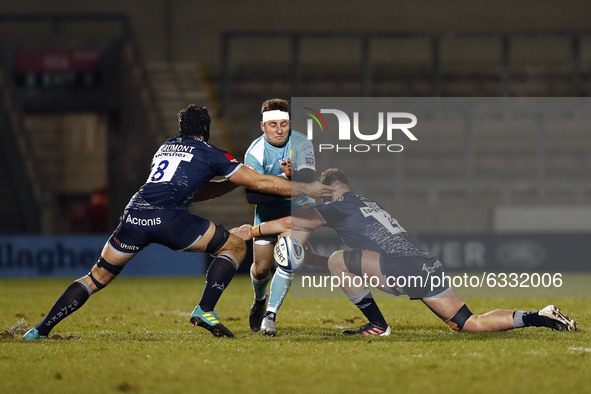  Worcesters Duncan Weir is tackled by Sales Josh Beaumont     during the Gallagher Premiership match between Sale Sharks and Worcester Warri...