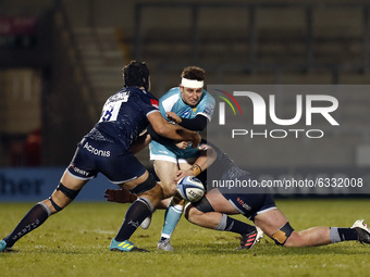   Worcesters Duncan Weir is tackled by Sales Josh Beaumont    during the Gallagher Premiership match between Sale Sharks and Worcester Warri...