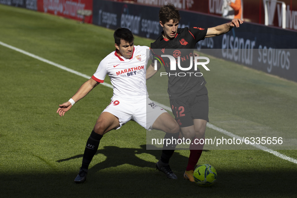 Marcos Acuna of Sevilla FC in action with Aihen Munoz of Real Sociedad during the La Liga match between Sevilla FC and Real Sociedad at Esta...