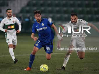 Jaime Mata of Getafe and Gonzalo Verdu of Elche compete for the ball during the La Liga Santader match between Elche CF and Getafe CF at Est...