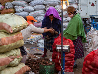En el Mercado Mayorista de Quito varios trabajadores despachan productos a los primero compradores de la manana. On January 15, 2021 in Quit...