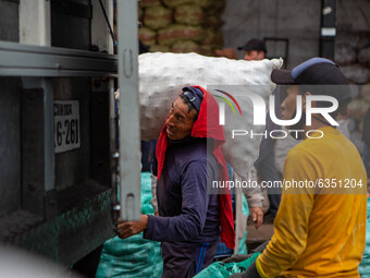 En el Mercado Mayorista de Quito varios trabajadores despachan productos a los primero compradores de la manana. On January 15, 2021 in Quit...
