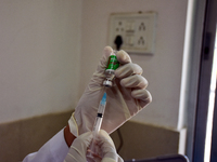 Nagpur, India. 16, Jan 2021. A medical worker prepares an injection of the COVISHIELD Covid-19 vaccine at the Indira Gandhi Government Medic...