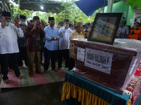 Victim of the Sriwijaya Air SJ 182 flight accident on the Jakarta-Pontianak route, Indah Halima Putri arrived at her residence and was burie...