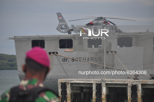 Indonesian Navy personnel passing in front of the Republic of Indonesia dr.Soeharso's ship in Mamuju Regency, West Sulawesi Province on Tues...
