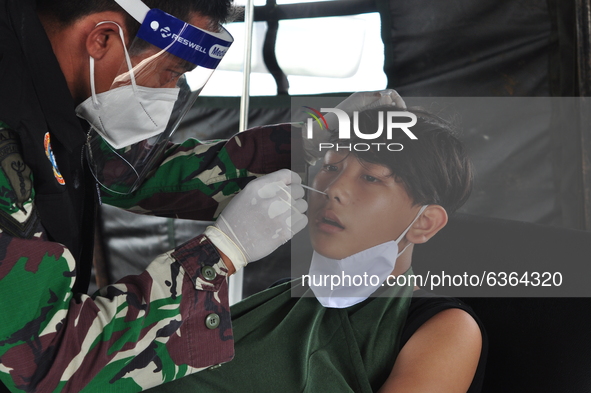 Medical personnel of the Indonesian Navy are conducting a corona virus detection test for survivors of the earthquake in Mamuju Regency, Wes...