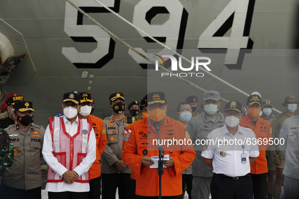 Head of National Search And Rescue Agency, Bagus Puruhiro deliver press statements to medias on the last day of SAR Operation at port of Tan...