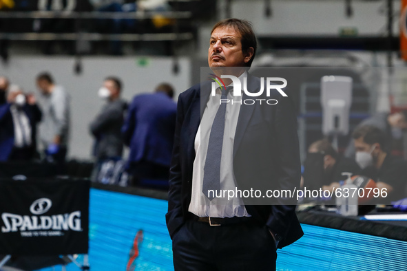 Anadolu Efes head coach Ergin Ataman looks on during warm-up ahead of the EuroLeague Basketball match between Zenit St. Petersburg and Anado...