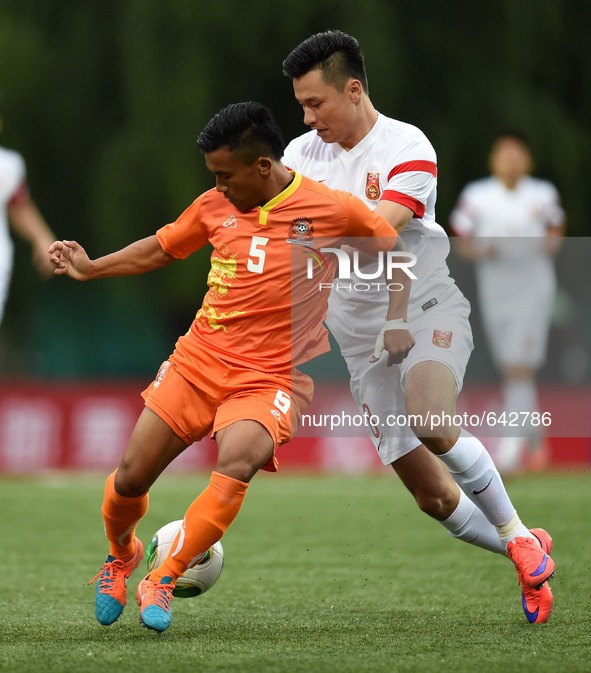 (150616) -- THIMPHU, June 16, 2015() -- Gao Lin(R) of China competes during the 2018 FIFA World Cup football qualifying match against Bhutan...