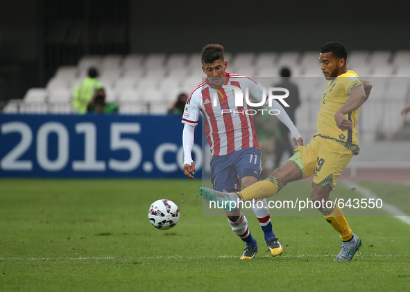 (150617) -- ANTOFAGASTA, June 17, 2015 () -- Paraguay's Edgar Benitez (L) vies with Jamaica's Adrian Mariappa during their group B match at...