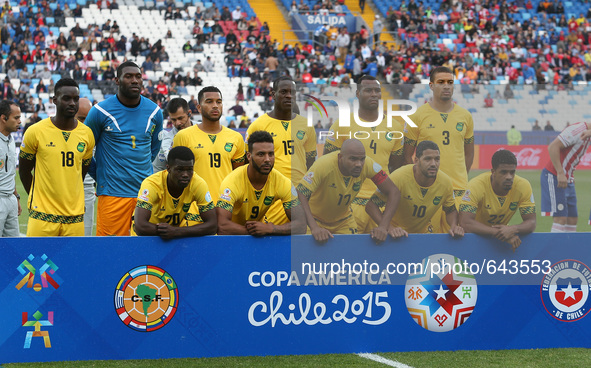 (150617) -- ANTOFAGASTA, June 17, 2015 () -- Jamaica's starting players pose for photograph before their group B match against Paraguay at t...