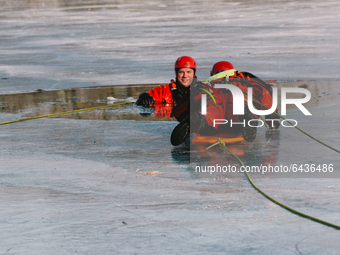 cologne fire rescue firefighters make a simulated training in ice rescue operation at Aachener Weiher in  Cologne, Germany, on February 14,...