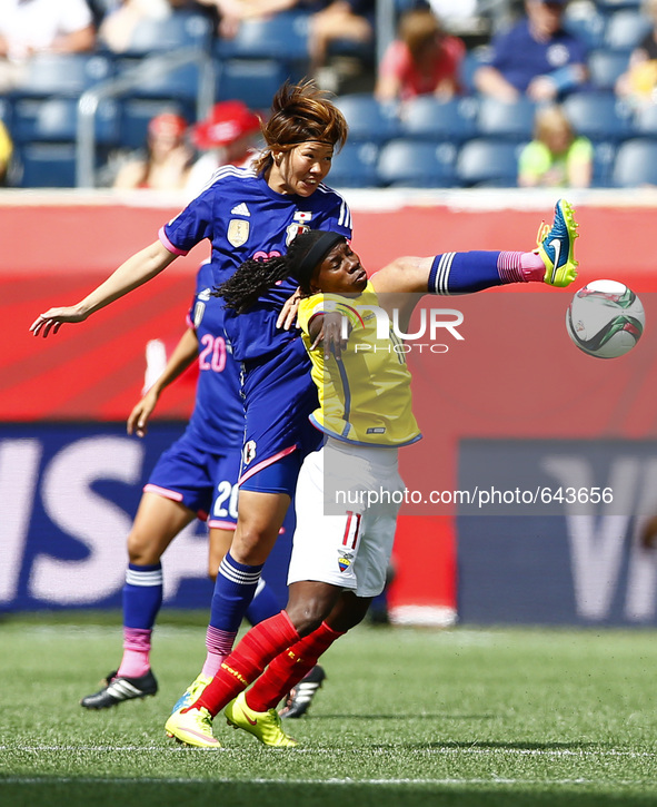 (150617) -- WINNIPEG, June 17, 2015 () -- Kitahara Kana (L) of Japan vies with Monica Quinteros of Ecuador during their group C match at Win...