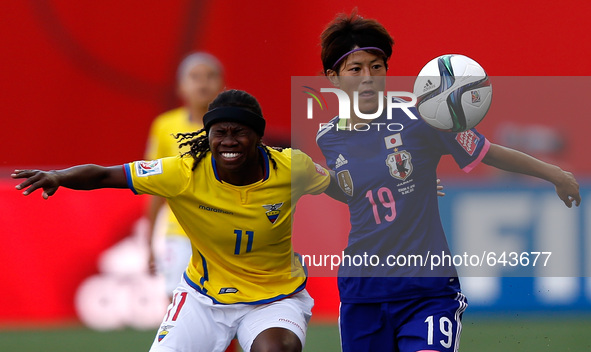 (150617) -- WINNIPEG, June 17, 2015 () -- Ariyoshi Saori (R) of Japan vies with Monica Quinteros of Ecuador during their group C match at Wi...