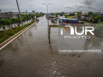 A traffic jam and accident on a road that was flooded with floodwaters caused by torrential rain in Semarang, Central Java on February 24, 2...