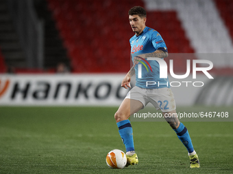 Giovanni Di Lorenzo of Napoli controls the ball during the UEFA Europa League Round of 32 match between Granada CF and SSC Napoli at Estadio...