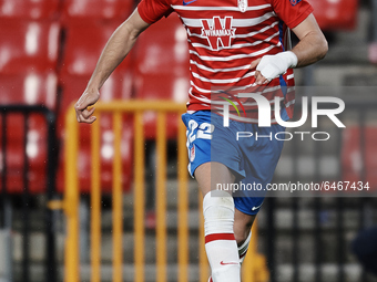 Domingos Duarte of Granada controls the ball during the UEFA Europa League Round of 32 match between Granada CF and SSC Napoli at Estadio Nu...