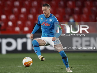 Piotr Zielinski of Napoli controls the ball during the UEFA Europa League Round of 32 match between Granada CF and SSC Napoli at Estadio Nue...