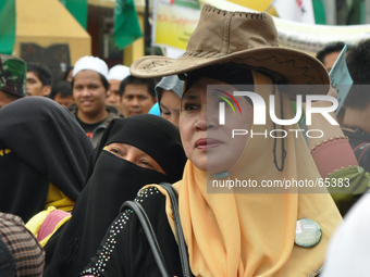 MANILA, Philippines - A muslim woman wears a cowboy hat to fight the heat as Filipino Muslims take part in a rally as they celebrate in Mend...