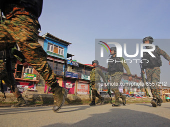 Indian soldiers rush towards the spot where suspected militants carried an attack on Indian paramilitary forces in Lawaypora on Srinagar out...