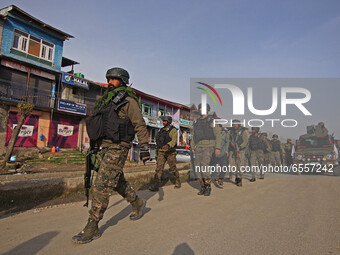 Indian soldiers rush towards the spot where suspected militants carried an attack on Indian paramilitary forces in Lawaypora on Srinagar out...