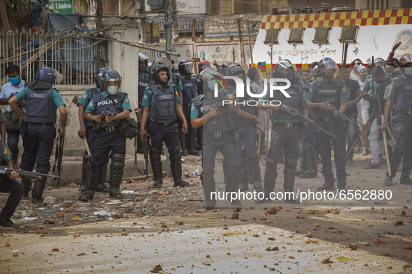  At least 140 people, including sevarel photojournalists , were injured in a clash between police and demonstrators who tried to bring out a...