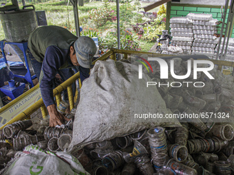 Workers collect plastic glass waste to be cut at the Citra Waste Processing House (RPSC), Jogjogan Village, Cisarua, Bogor Regency, West Jav...