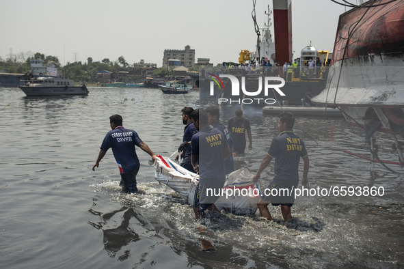 A rescue team pulling a dead body in bag just after pulling out the capsized boat from the Shitalakshya River, in Narayanganj on April 5, 20...