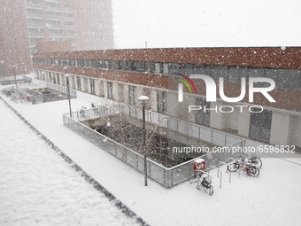 The Netherlands wakes up snow covered after an intense morning snowfall, a bizzar event for April. The second day of low temperatures and sn...