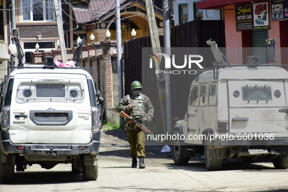 Indian paramilitary troops remain alert in a residential area where militants were believed to be trapped during cordon in Gulab Bagh area o...