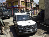 Indian police forces remain alert as they leave from a residential area where militants were believed to be trapped during cordon in Gulab B...