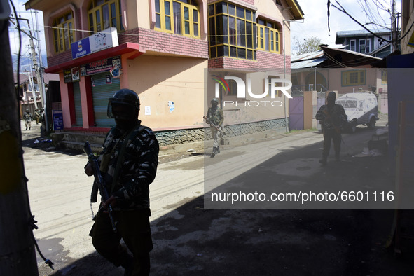 Indian paramilitary troops leave from a residential area where militants were believed to be trapped during cordon in Gulab Bagh area of Sri...