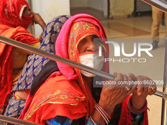 An elderly woman wait to register for vaccination against COVID-19, at a camp in Jaipur,Rajasthan, India, Thursday, April 8, 2021.(