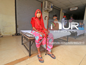 An elderly woman wait to register for vaccination against COVID-19, at a camp in Jaipur,Rajasthan, India, Thursday, April 8, 2021.(