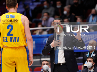 Maccabi Playtika Tel Aviv head coach Ioannis Sfairopoulos (R) gestures as while talking to TJ Cline (L) during the EuroLeague Basketball mat...