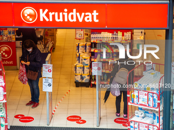At the entrance of one of the Kruidvat drugstores, there is an information note about the availability of Corona rapid self-tests in the sto...