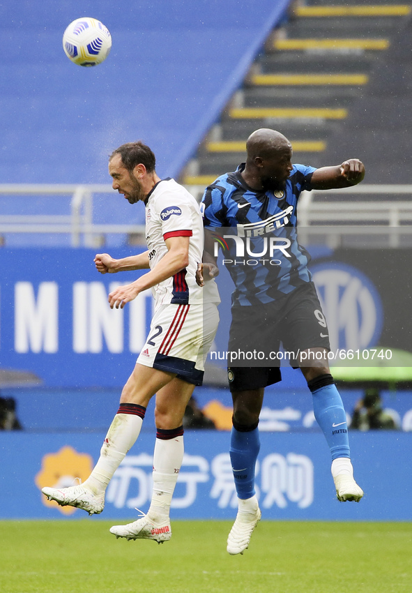 Diego Godin (L) of Cagliari Calcio competes for the ball with Romelu Lukaku (R) of FC Internazionale during the Serie A match between FC Int...